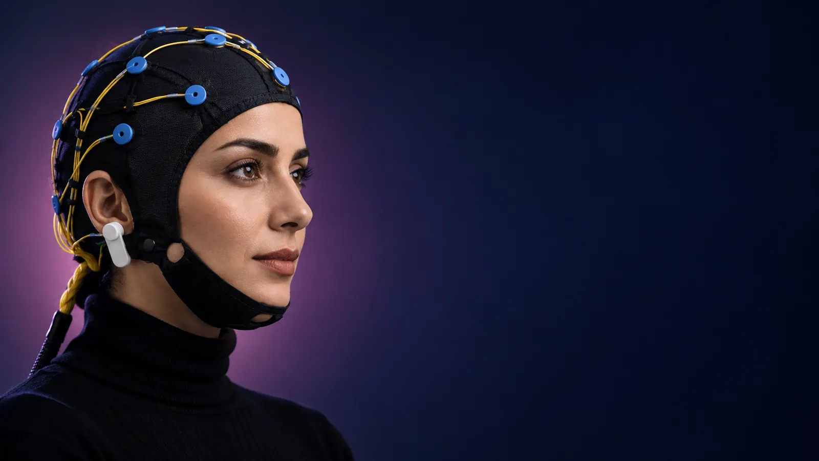 تصویر مفهومی ثبت EEG با کلاه الکترود؛ راهنمای انتخاب تجهیزات QEEG و نوروفیدبک سرمد